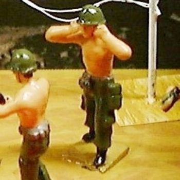 soldat, main sur les oreilles (diorama « la bataille de Dien Bien Phu »)