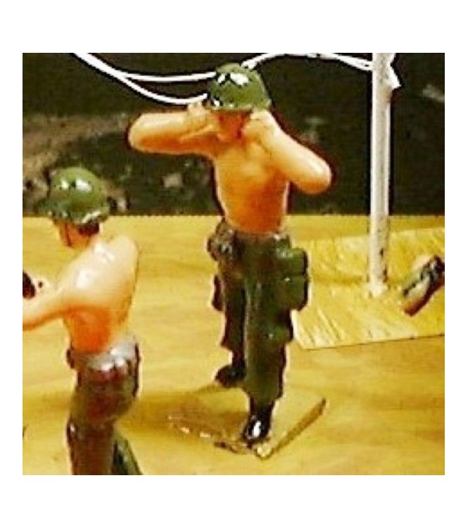 soldat, main sur les oreilles (diorama « la bataille de Dien Bien Phu »)