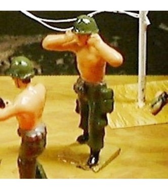 soldat, main sur les oreilles (diorama « la bataille de Dien Bien Phu »)