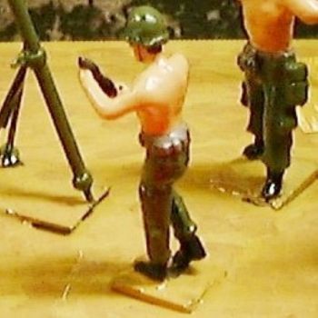 soldat avec obus (diorama « la bataille de Dien Bien Phu »)