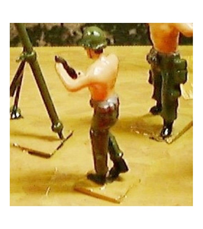 soldat avec obus (diorama « la bataille de Dien Bien Phu »)