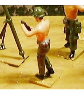 soldat avec obus (diorama « la bataille de Dien Bien Phu »)