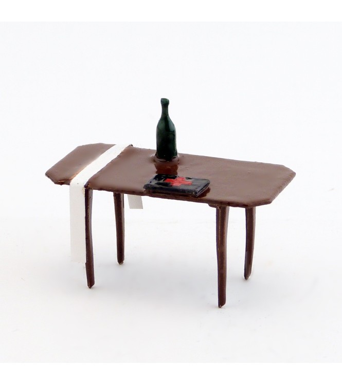 table infirmerie (bandage, malette et bouteille)