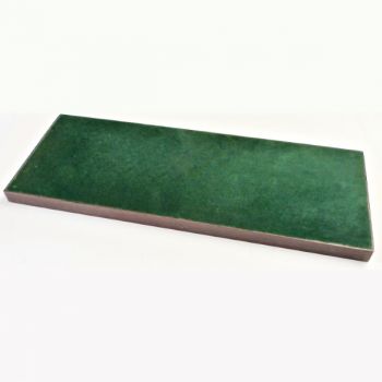 socle en bois verni foncé (dim. 42 x 16 x 2 cm) recouvert d'un velours vert