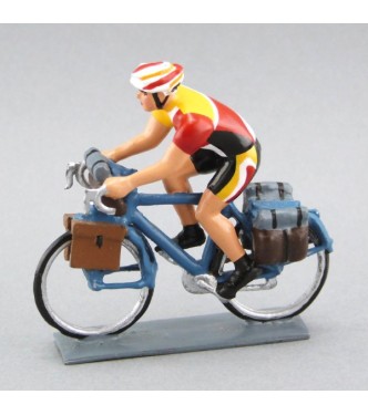 Cyclotouriste (Cyclo-randonneur), t-shirt rouge, jaune et blanc