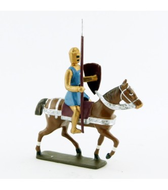 croisé à cheval avec lance, cotte dorée, surcot bleu et heaume