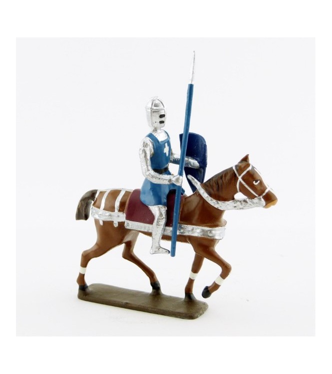 croisé à cheval avec lance, cotte argentée, surcot bleu et heaume