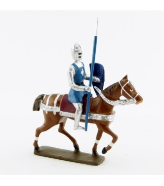 croisé à cheval avec lance, cotte argentée, surcot bleu et heaume