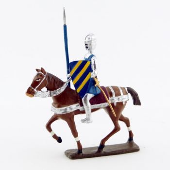 croisé à cheval avec lance, cotte argentée, surcot bleu et heaume