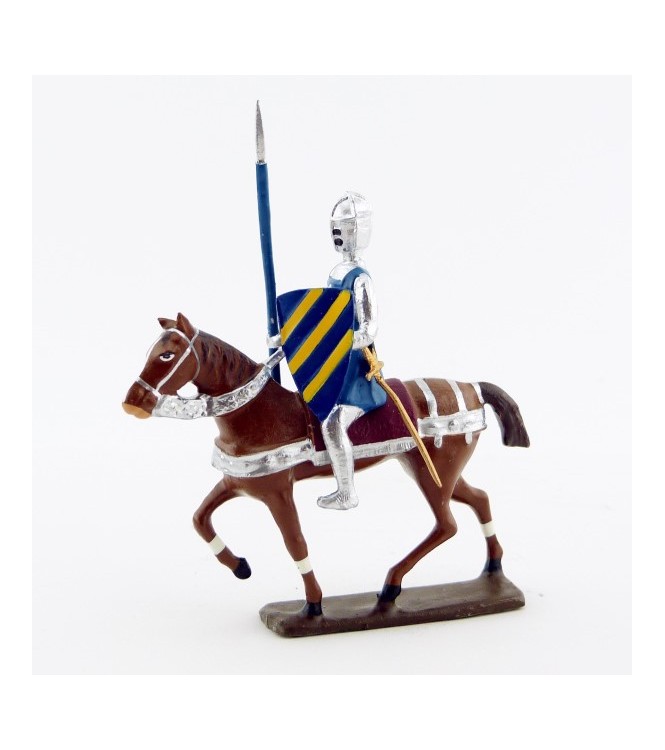 croisé à cheval avec lance, cotte argentée, surcot bleu et heaume