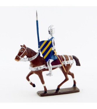 croisé à cheval avec lance, cotte argentée, surcot bleu et heaume