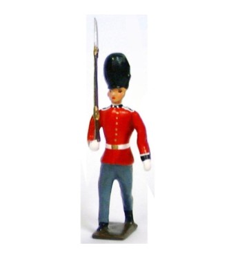 Fantassin des Gardes de la Reine d'Angleterre, fusil sur l'épaule droite