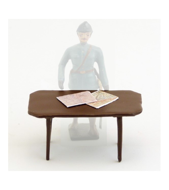 table avec cartes d'état-major 1914-1918