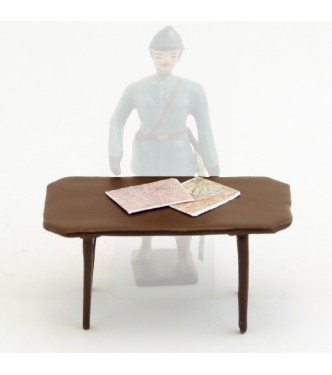 table avec cartes d'état-major 1914-1918