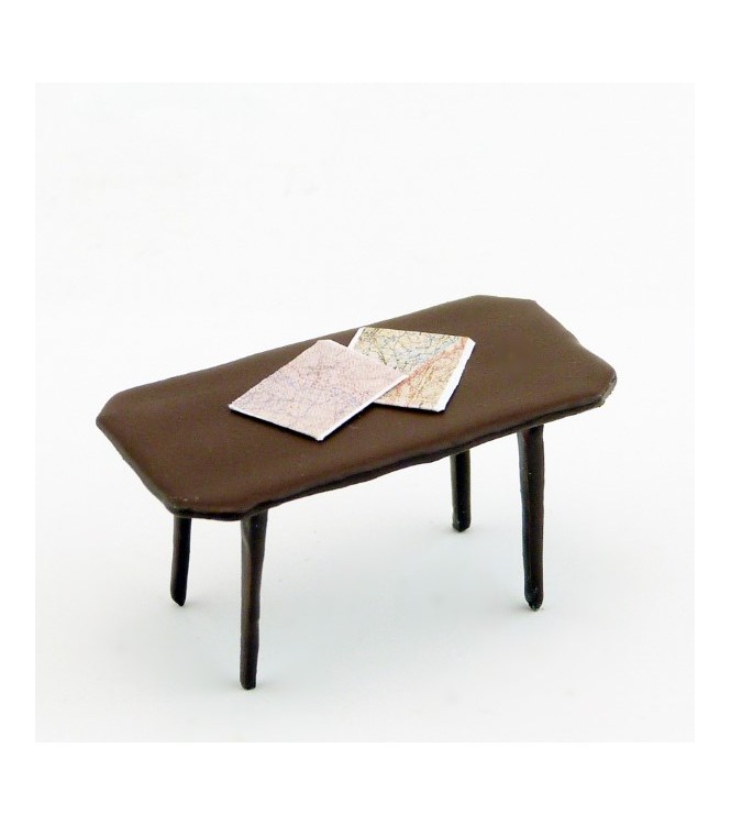 table avec cartes d'état-major 1914-1918