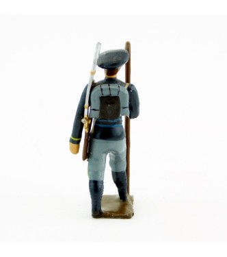 officier des chasseurs alpins, tenue bleue, avec canne à la main