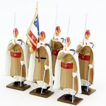Garde au drapeau du 1er régiment de spahis au fixe, en calots