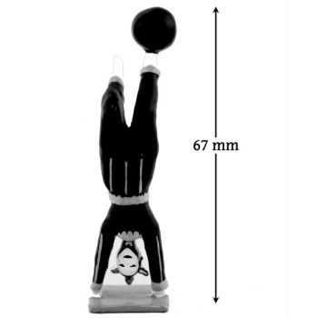 clown acrobate avec ballon en &eacute;quilibre