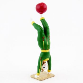clown acrobate avec ballon en équilibre
