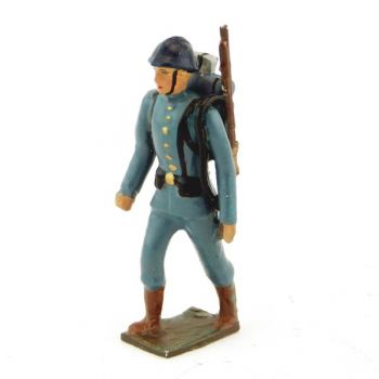 fantassin de l'infanterie de ligne en tunique bleu horizon, fusil en bandoulière