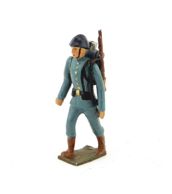 fantassin de l'infanterie de ligne en tunique bleu horizon, fusil en bandoulière