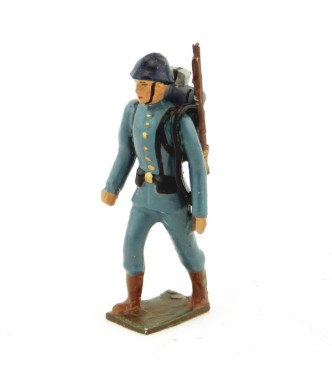 fantassin de l'infanterie de ligne en tunique bleu horizon, fusil en bandoulière