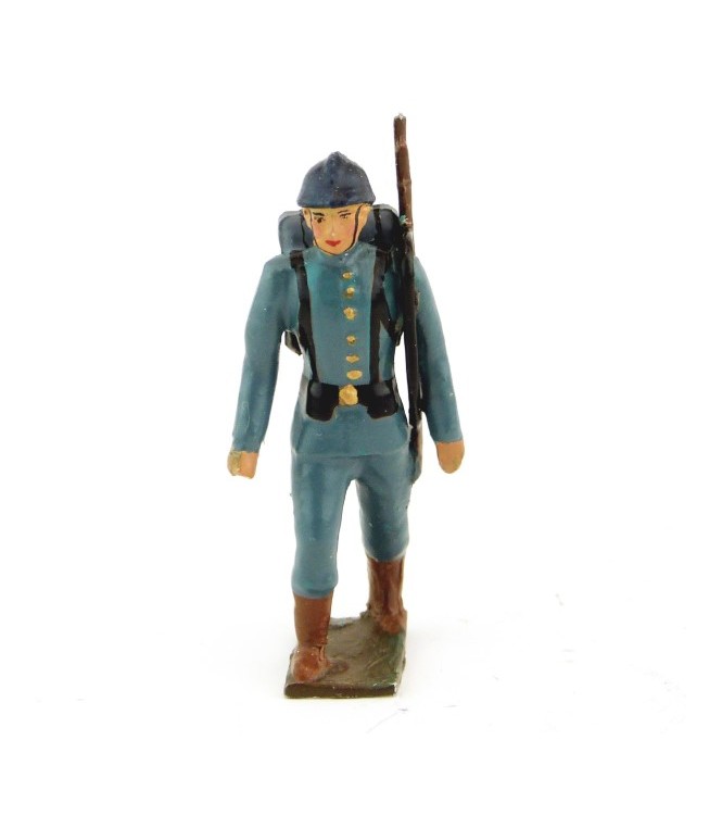 fantassin de l'infanterie de ligne en tunique bleu horizon, fusil en bandoulière