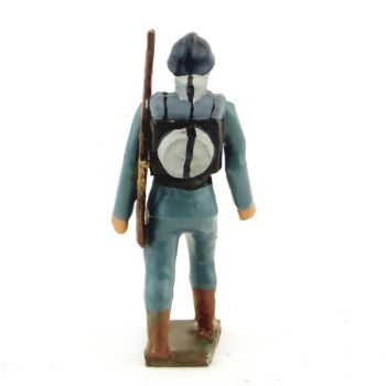 fantassin de l'infanterie de ligne en tunique bleu horizon, fusil en bandoulière