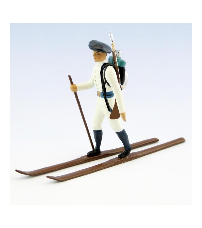 fantassin des chasseurs alpins en tenue d'hiver (blanc) à skis, fusil en bandoul