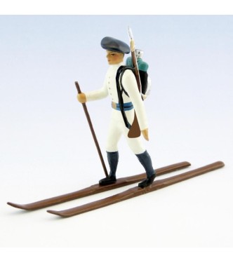 fantassin des chasseurs alpins en tenue d'hiver (blanc) à skis, fusil en bandoul