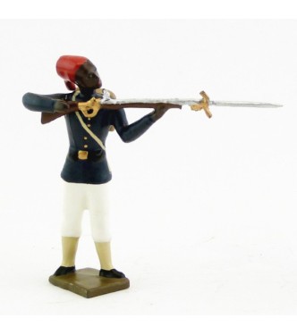 tirailleur sénégalais au feu, fusil en joue
