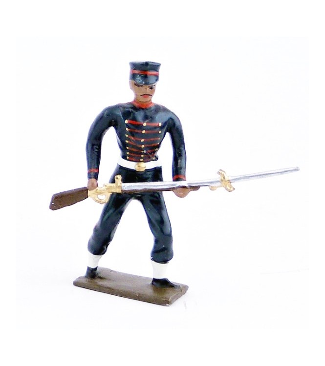 fantassin de l'infanterie japonaise à l'assaut, fusil dans les mains