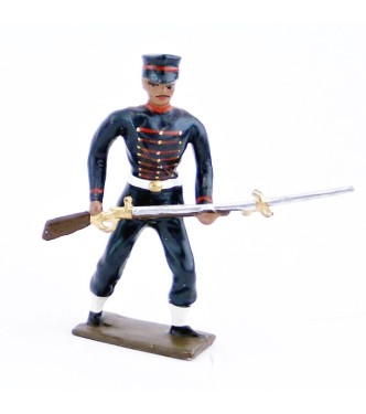 fantassin de l'infanterie japonaise à l'assaut, fusil dans les mains