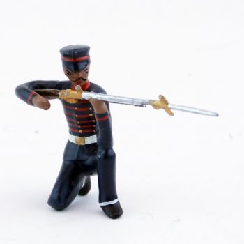 fantassin de l'infanterie japonaise à genou, fusil en joue