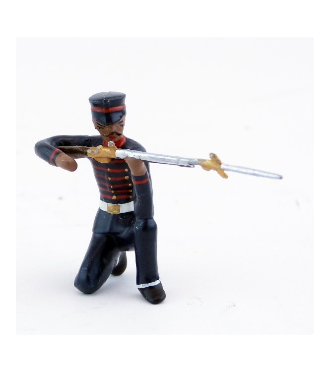 fantassin de l'infanterie japonaise à genou, fusil en joue