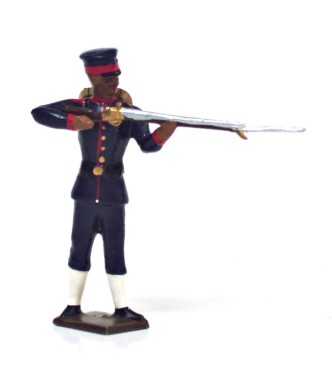 fantassin de l'infanterie japonaise au feu, fusil en joue