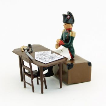 Napoléon assis sur un coffre devant une carte d'état-major