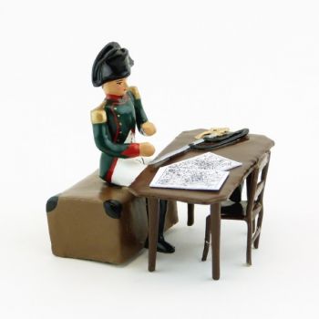 Napoléon assis sur un coffre devant une carte d'état-major