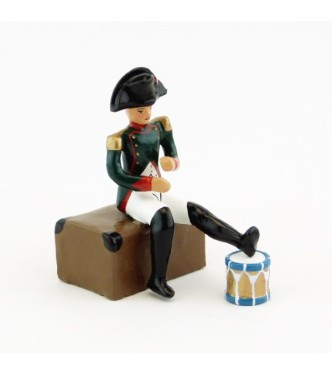 Napoléon assis sur un coffre, pied posé sur un tambour