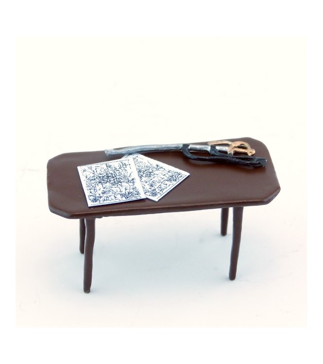 table marron avec cartes d'Austerlitz et épée