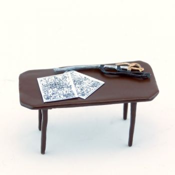 table marron avec cartes d'Austerlitz et épée