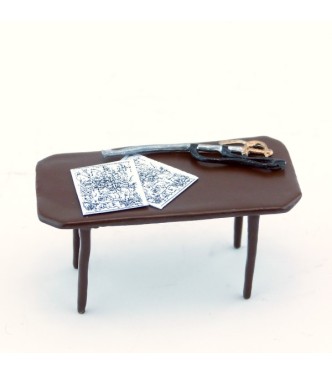 table marron avec cartes d'Austerlitz et épée