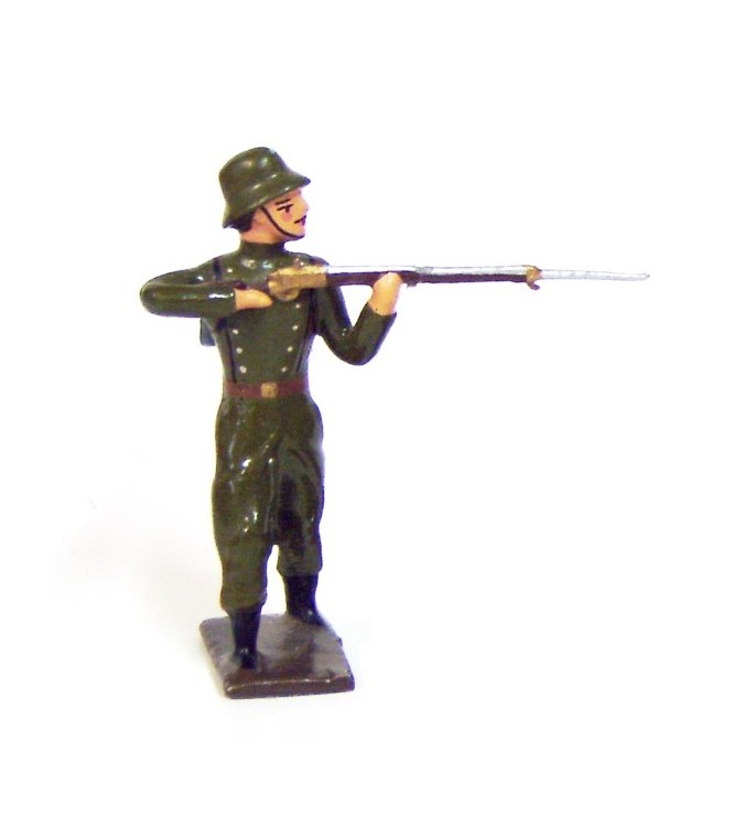 fantassin de l'infanterie prussienne, casque acier, debout au feu