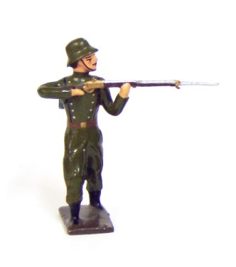 fantassin de l'infanterie prussienne, casque acier, debout au feu