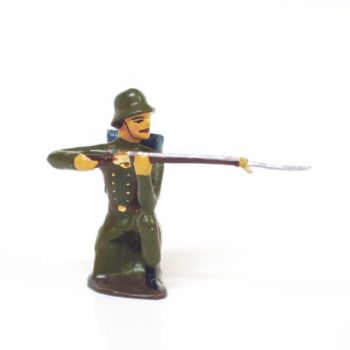 fantassin de l'infanterie prussienne, casque acier, à genou au feu