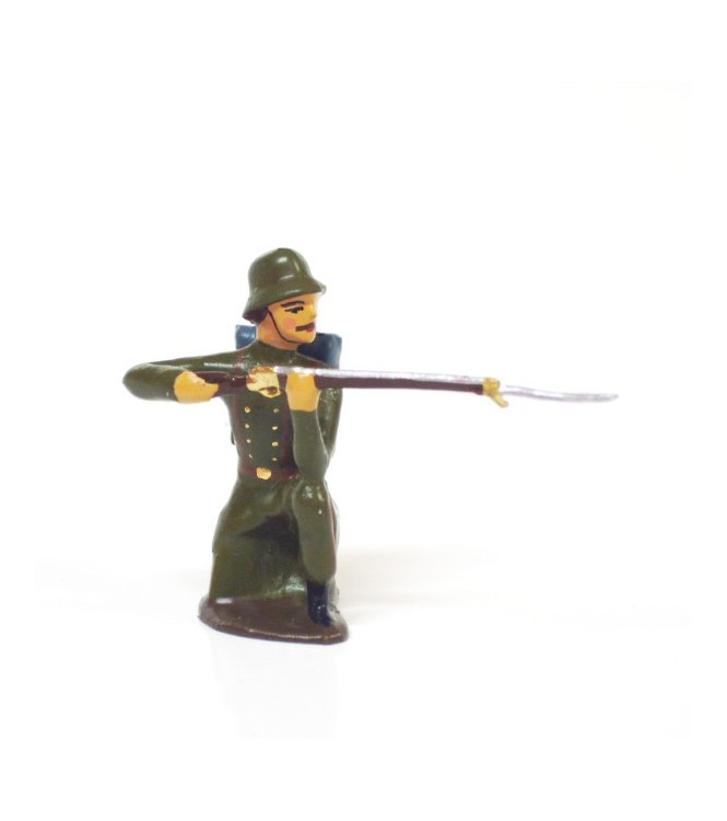 fantassin de l'infanterie prussienne, casque acier, à genou au feu