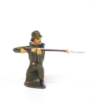 fantassin de l'infanterie prussienne, casque acier, à genou au feu