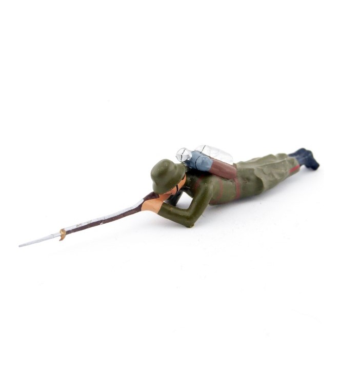 fantassin de l'infanterie prussienne, casque acier, couché au feu