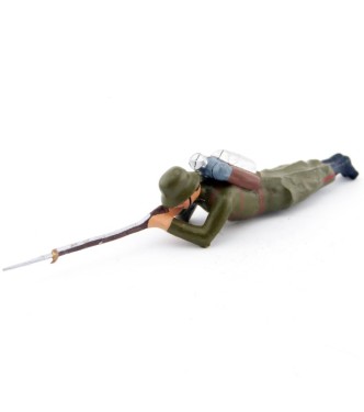 fantassin de l'infanterie prussienne, casque acier, couché au feu