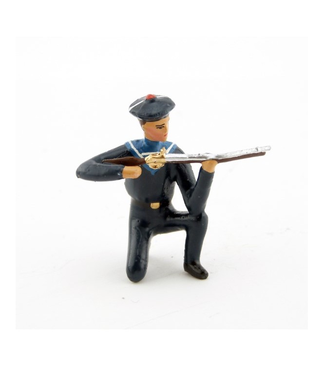 matelot des marins bleus à genou, fusil en joue